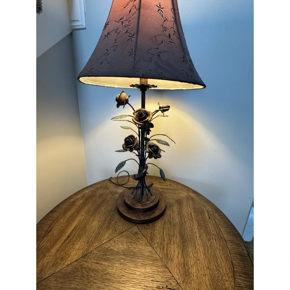 Vintage floral rose table lamp. Stunning. lamp shade.‎ bronze color